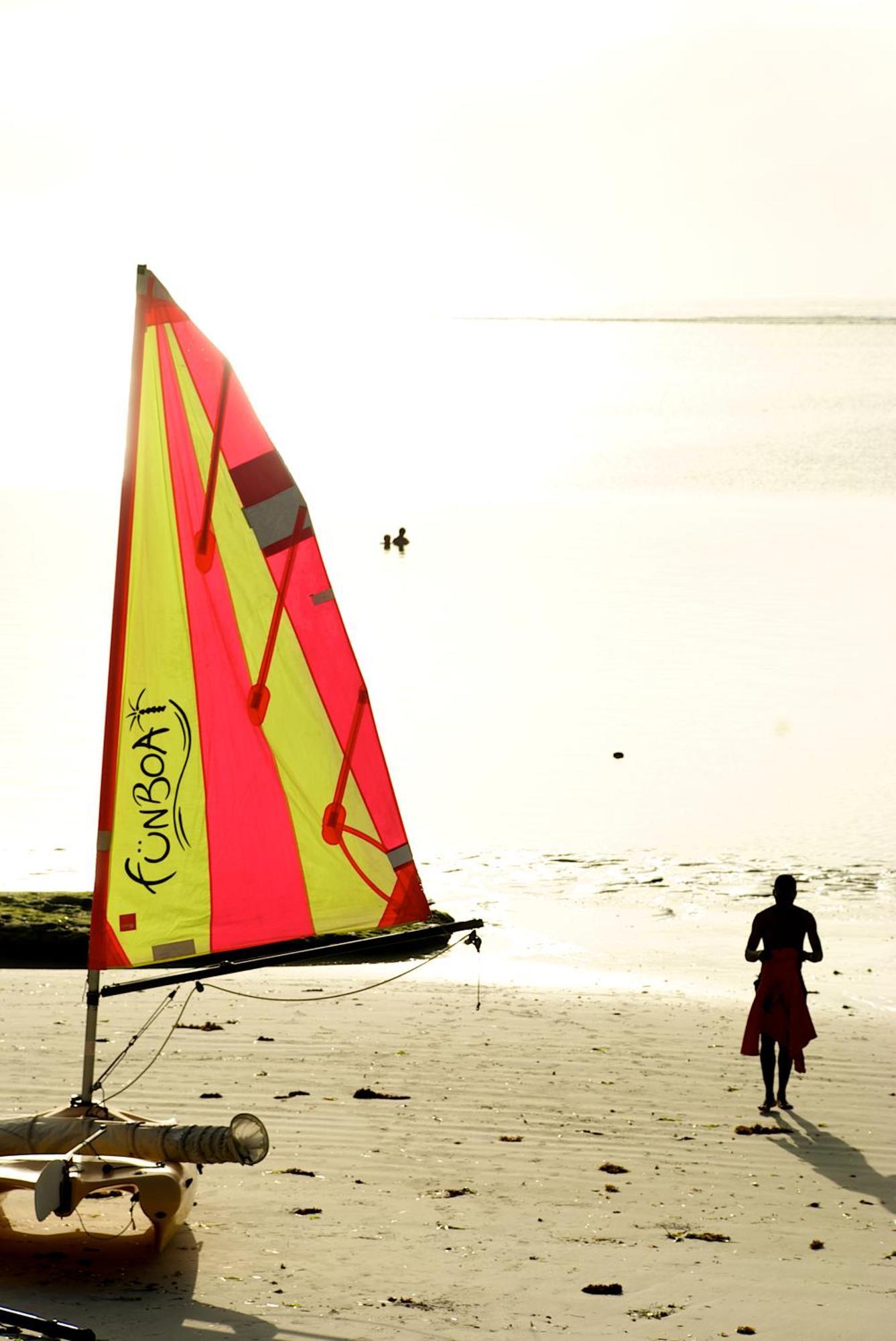 Voyager Beach Resort Момбаса Екстериор снимка