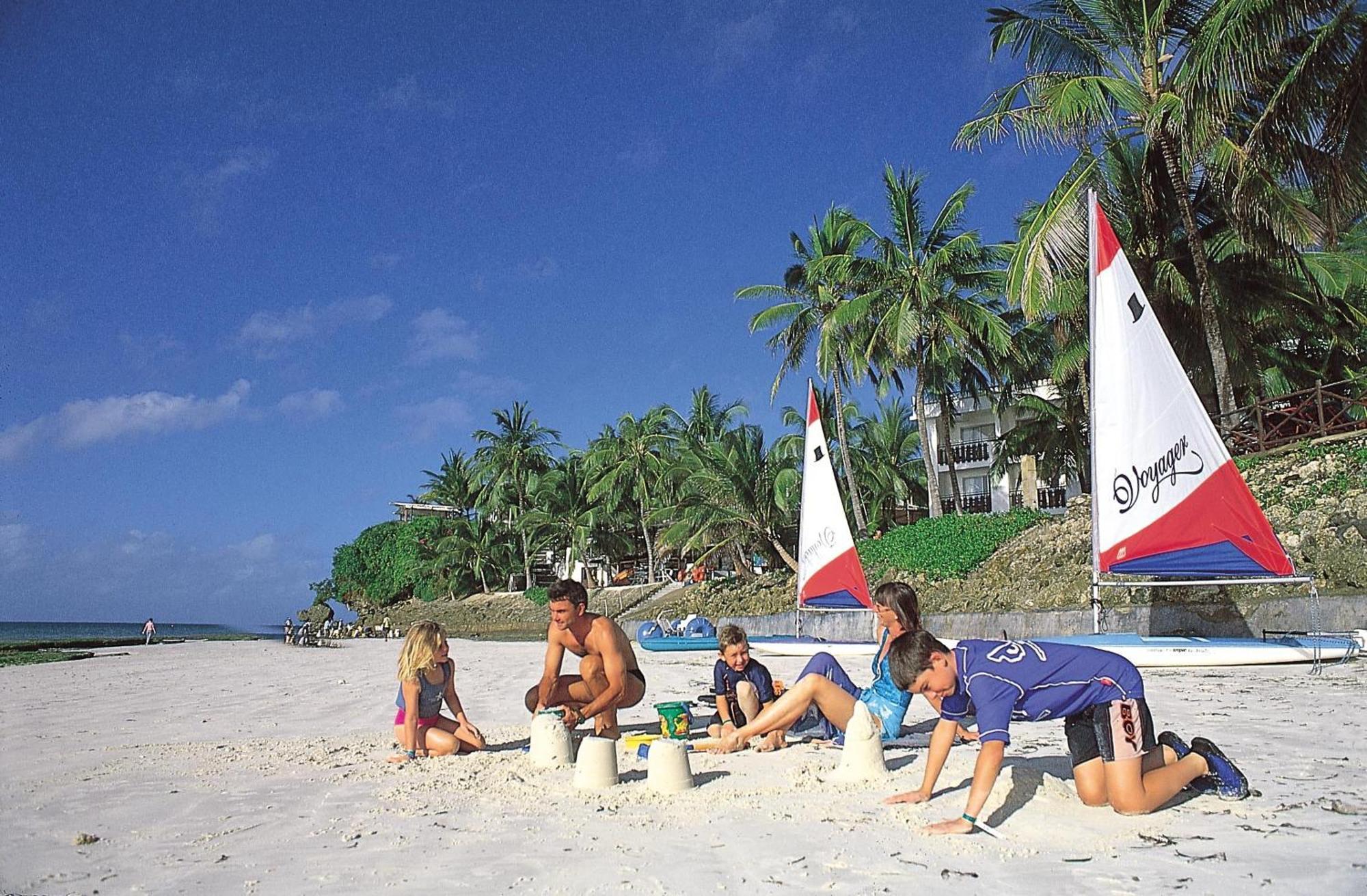 Voyager Beach Resort Момбаса Екстериор снимка