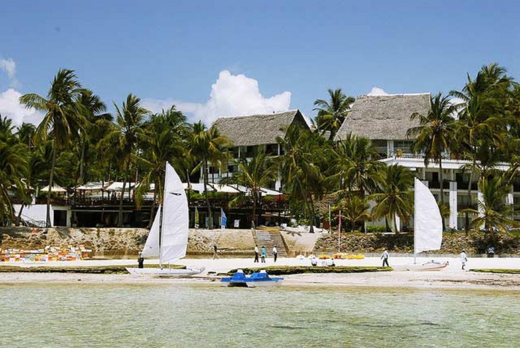 Voyager Beach Resort Момбаса Екстериор снимка